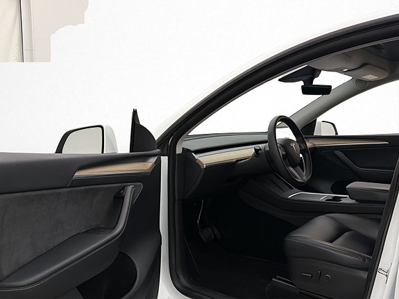 Tesla Model Y 12 of 30