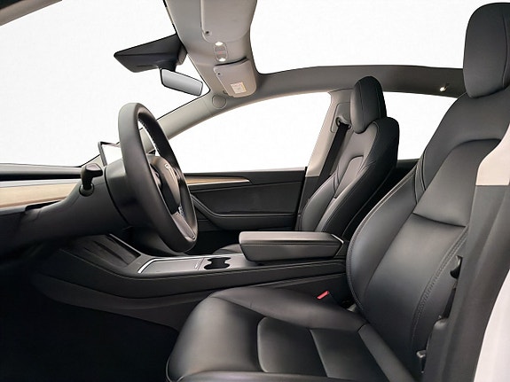 Tesla Model Y 13 of 30