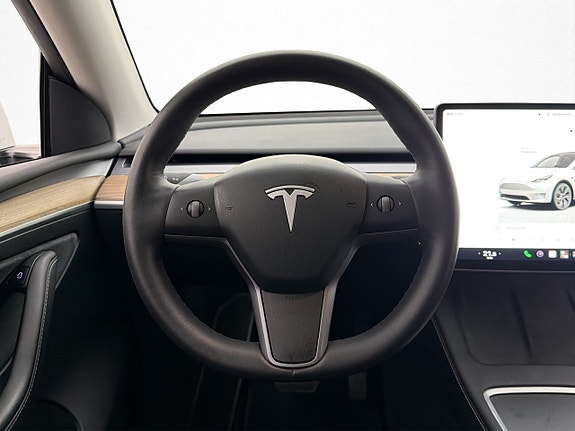 Tesla Model Y 15 of 30