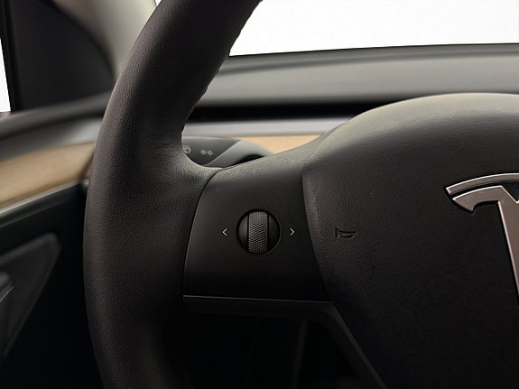 Tesla Model Y 21 of 30
