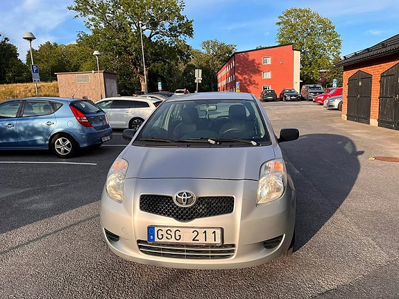 Toyota Yaris 2 of 7