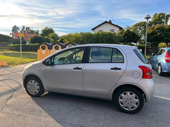 Toyota Yaris 4 of 7