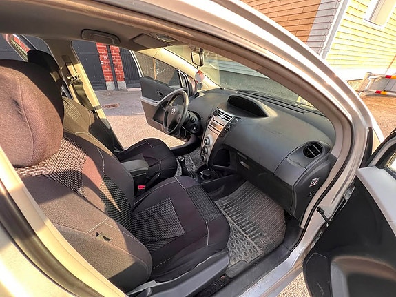 Toyota Yaris 7 of 7