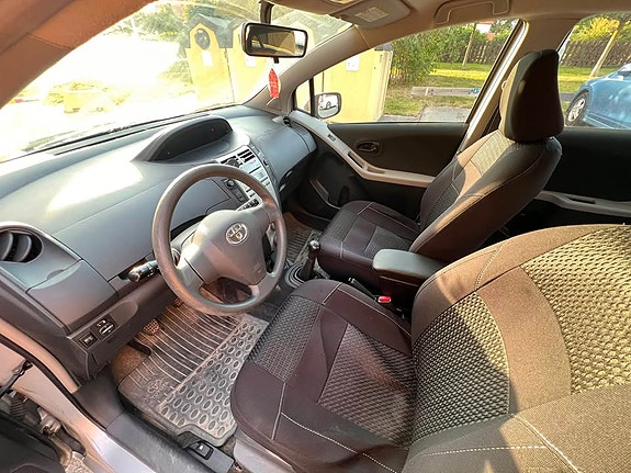 Toyota Yaris 6 of 7