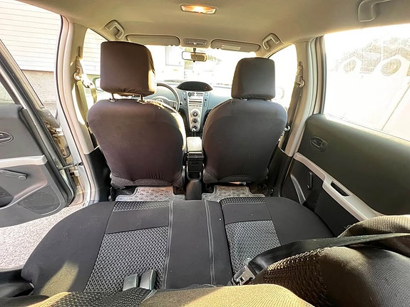 Toyota Yaris 5 of 7