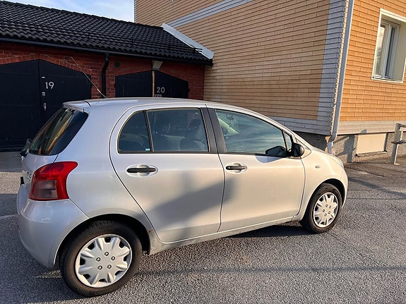 Toyota Yaris 3 of 7