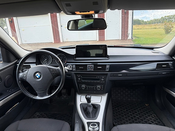 BMW 320d 4 of 5