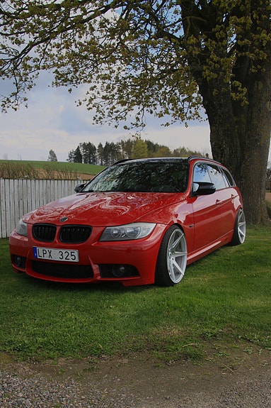 BMW 320d 2 of 5