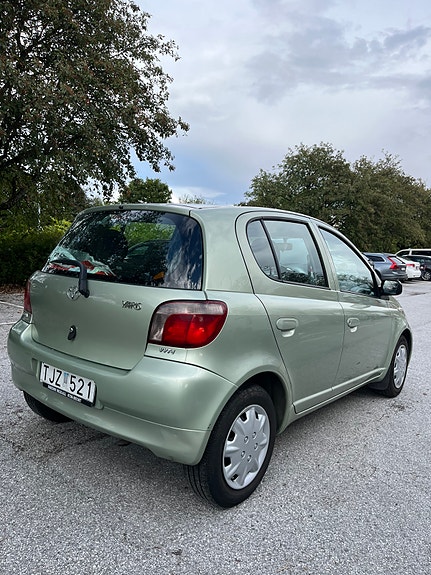 Toyota Yaris 3 of 6