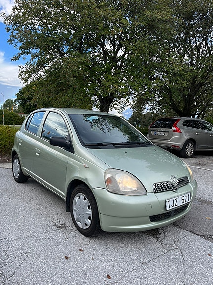 Toyota Yaris 2 of 6
