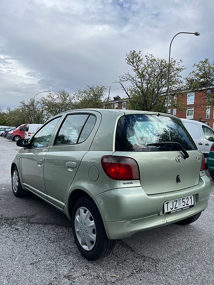 Toyota Yaris 4 of 6