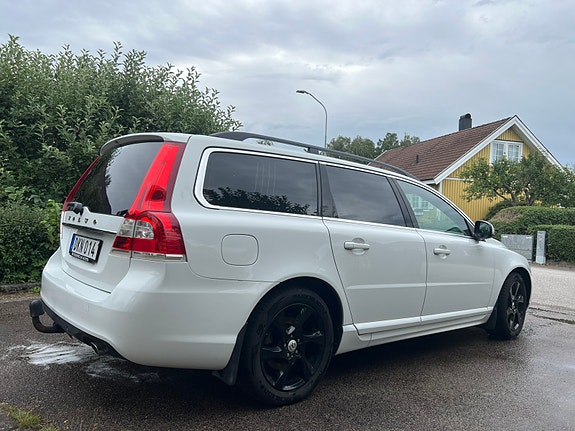 Volvo V70 2 of 4