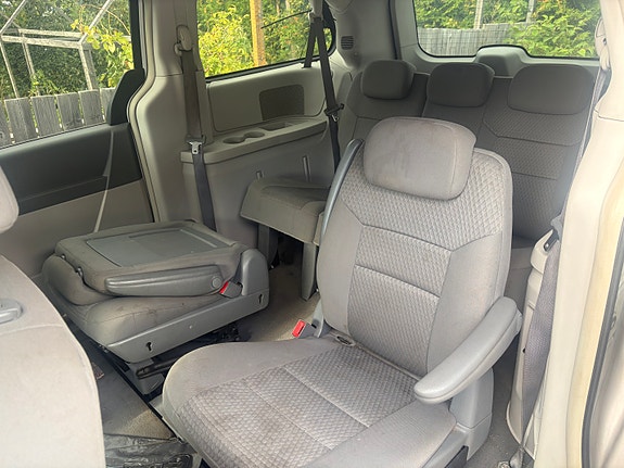 Chrysler Town & Country 8 of 9