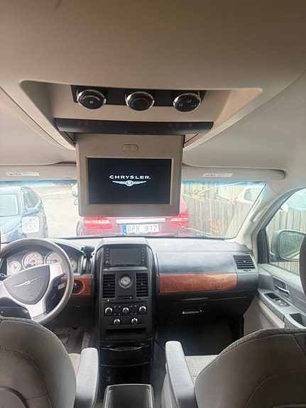 Chrysler Town & Country 6 of 9