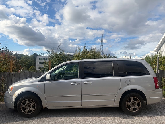 Chrysler Town & Country 3 of 9