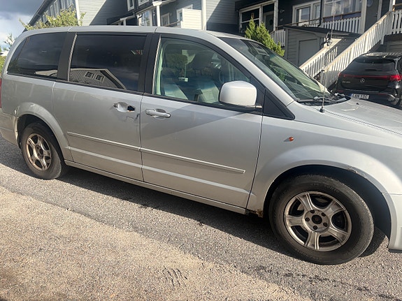 Chrysler Town & Country 5 of 9
