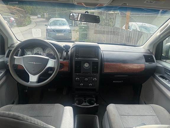 Chrysler Town & Country 7 of 9