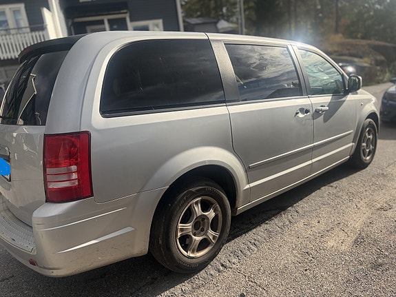 Chrysler Town & Country 4 of 9