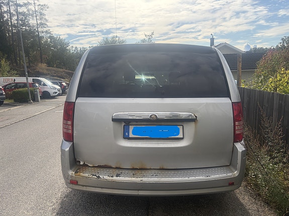 Chrysler Town & Country 2 of 9