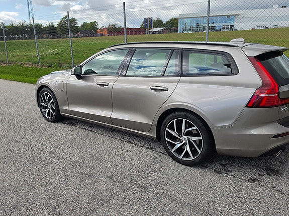 Volvo V60 2 of 7