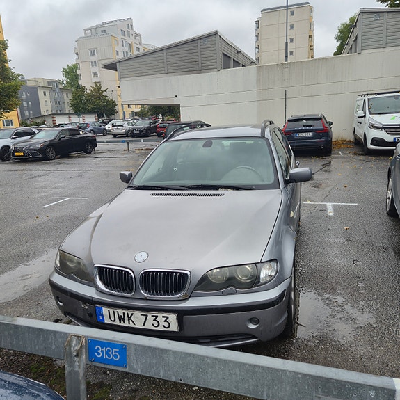BMW 320i 5 of 8
