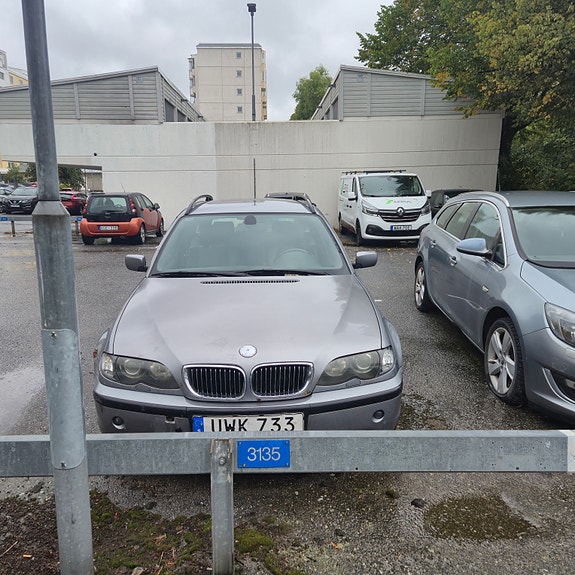 BMW 320i 4 of 8