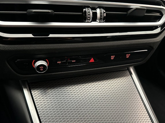 BMW 330e 21 of 30