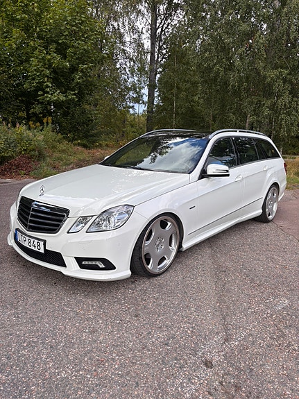 Mercedes-Benz E220 2 of 6