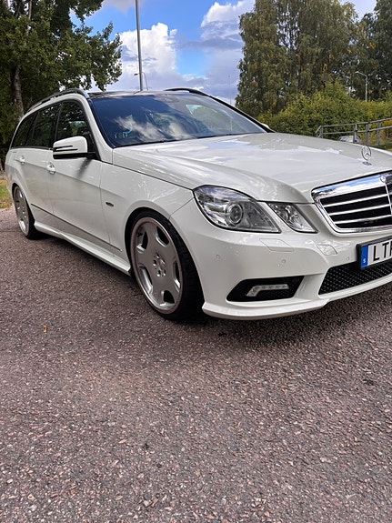 Mercedes-Benz E220 3 of 6