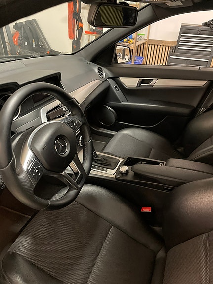 Mercedes-Benz C200 5 of 6
