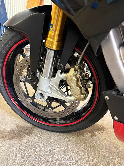 Aprilia Tuono V4 R 3 of 13