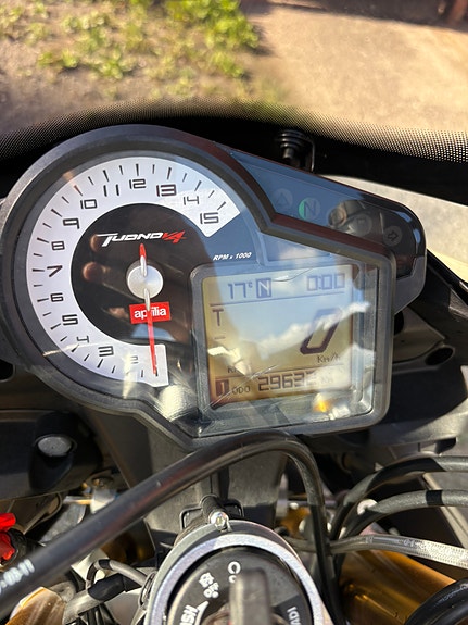 Aprilia Tuono V4 R 7 of 13