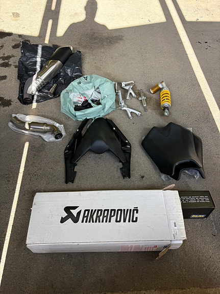 Aprilia Tuono V4 R 13 of 13