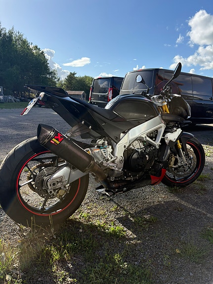 Aprilia Tuono V4 R 10 of 13