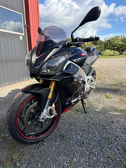 Aprilia Tuono V4 R 12 of 13