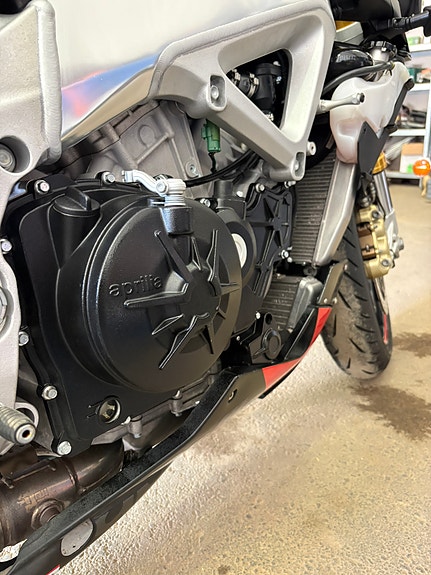 Aprilia Tuono V4 R 2 of 13