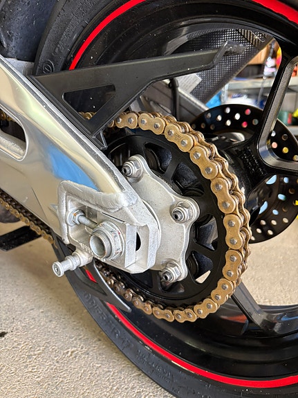 Aprilia Tuono V4 R 4 of 13