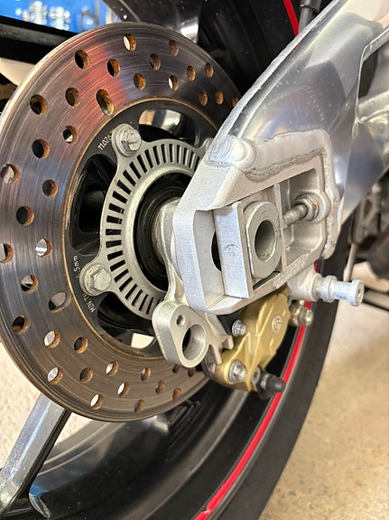 Aprilia Tuono V4 R 5 of 13