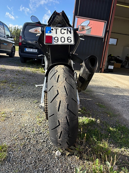 Aprilia Tuono V4 R 9 of 13