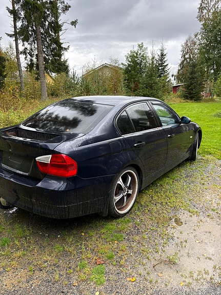 BMW 320i 4 of 6
