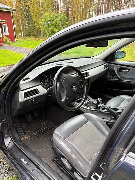 BMW 320i 6 of 6