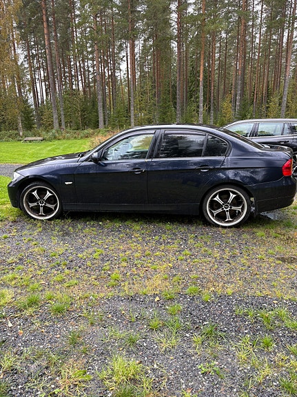 BMW 320i 3 of 6