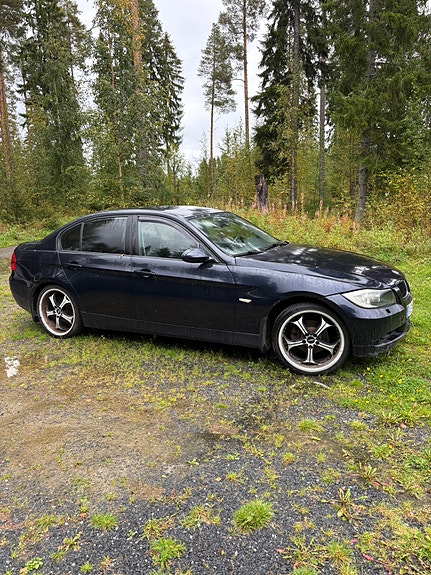BMW 320i 2 of 6