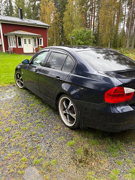 BMW 320i 5 of 6