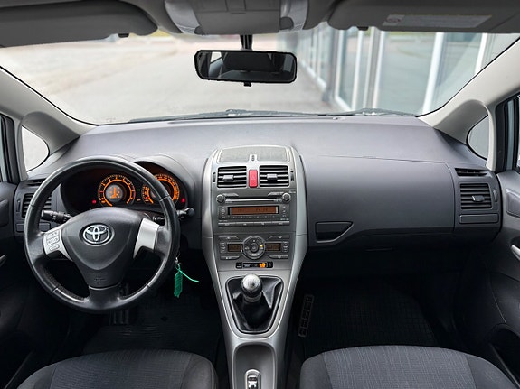 Toyota Auris 6 of 30