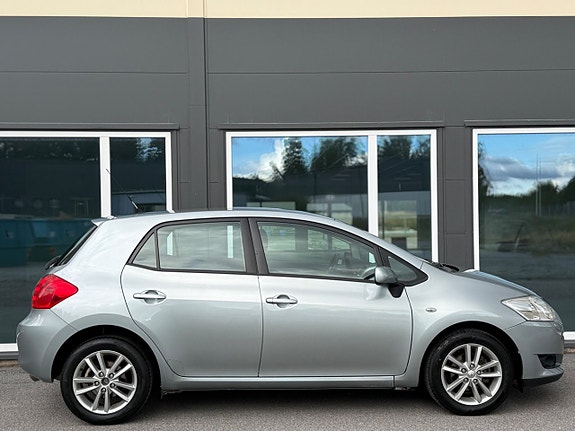 Toyota Auris 2 of 30