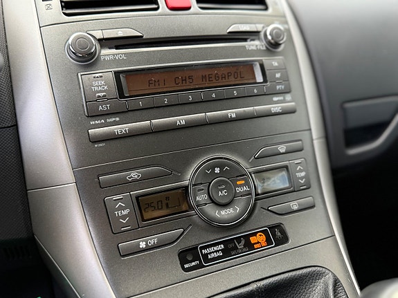 Toyota Auris 10 of 30
