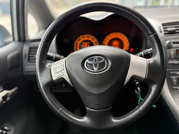 Toyota Auris 7 of 30