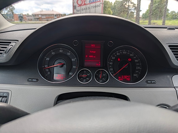 Volkswagen Passat 10 of 12
