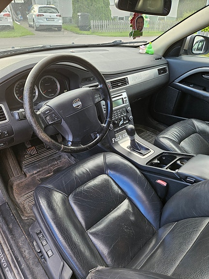 Volvo V70 2 of 4